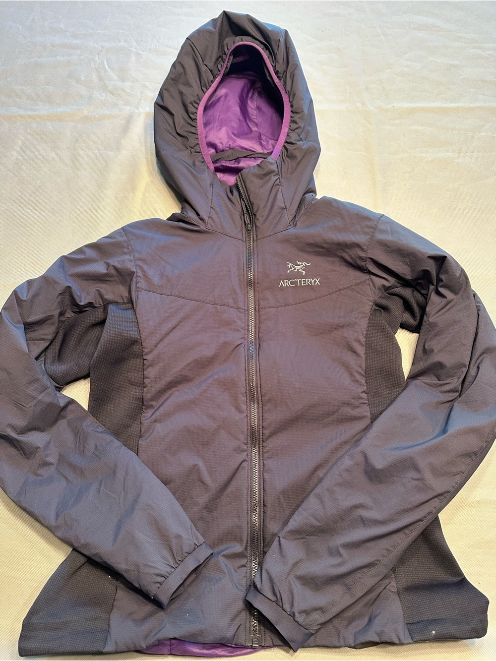 Arc'teryx Atom lightweight Women's Hoody, navy with purple